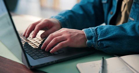 Händer som skriver på en bärbar dator för att skapa ett nyhetsbrev.